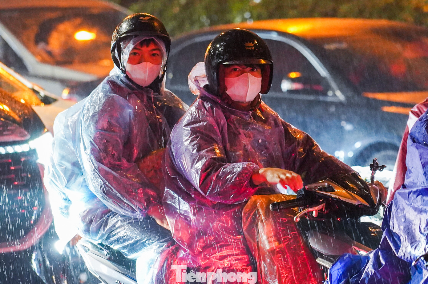 Theo ghi nhận của PV Tiền Phong, từ tờ mờ sáng nay (tức 26 tháng Chạp), nhiều người dân đã mang theo đồ đạc lỉnh kỉnh rời Thủ đô về quê để chuẩn bị đón Tết. Theo ghi nhận của PV Tiền Phong, từ tờ mờ sáng nay (tức 26 tháng Chạp), nhiều người dân đã mang theo đồ đạc lỉnh kỉnh rời Thủ đô về quê để chuẩn bị đón Tết.