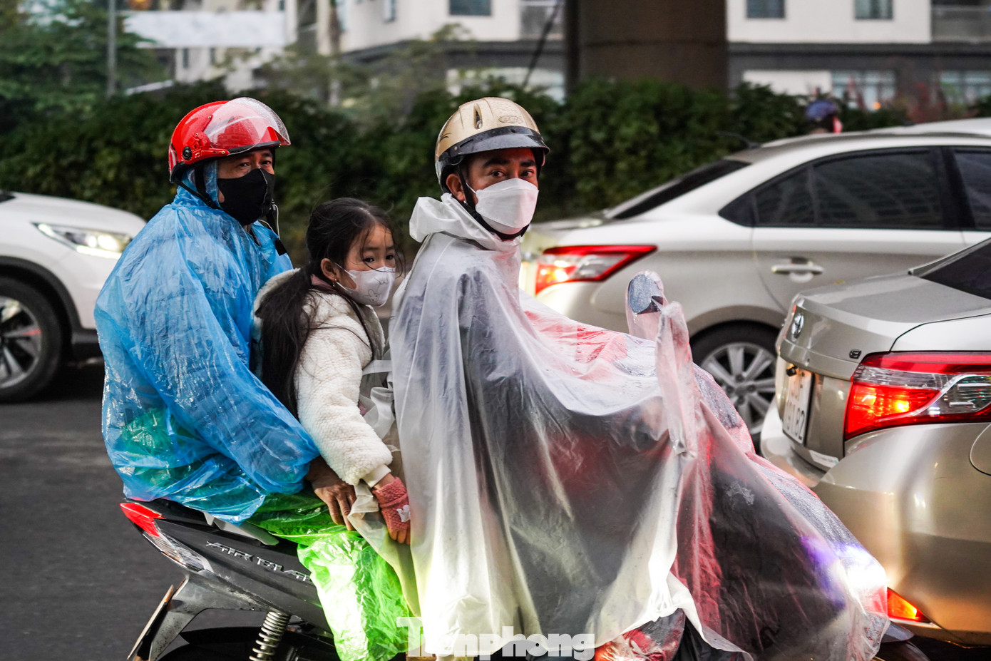 Nhiều người chọn phương tiện cá nhân để về quê nghỉ Tết Nguyên đán. Phần lớn là người dân ở các tỉnh, thành phố gần Hà Nội như Hà Nam, Nam Định, Thái Bình... Nhiều người chọn phương tiện cá nhân để về quê nghỉ Tết Nguyên đán. Phần lớn là người dân ở các tỉnh, thành phố gần Hà Nội như Hà Nam, Nam Định, Thái Bình...