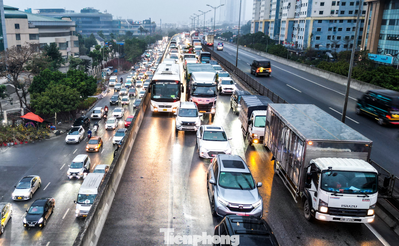 Lúc hơn 6h, tuyến đường Vành đai 3 (đoạn qua quận Hoàng Mai) ùn tắc kéo dài. Lúc hơn 6h, tuyến đường Vành đai 3 (đoạn qua quận Hoàng Mai) ùn tắc kéo dài.