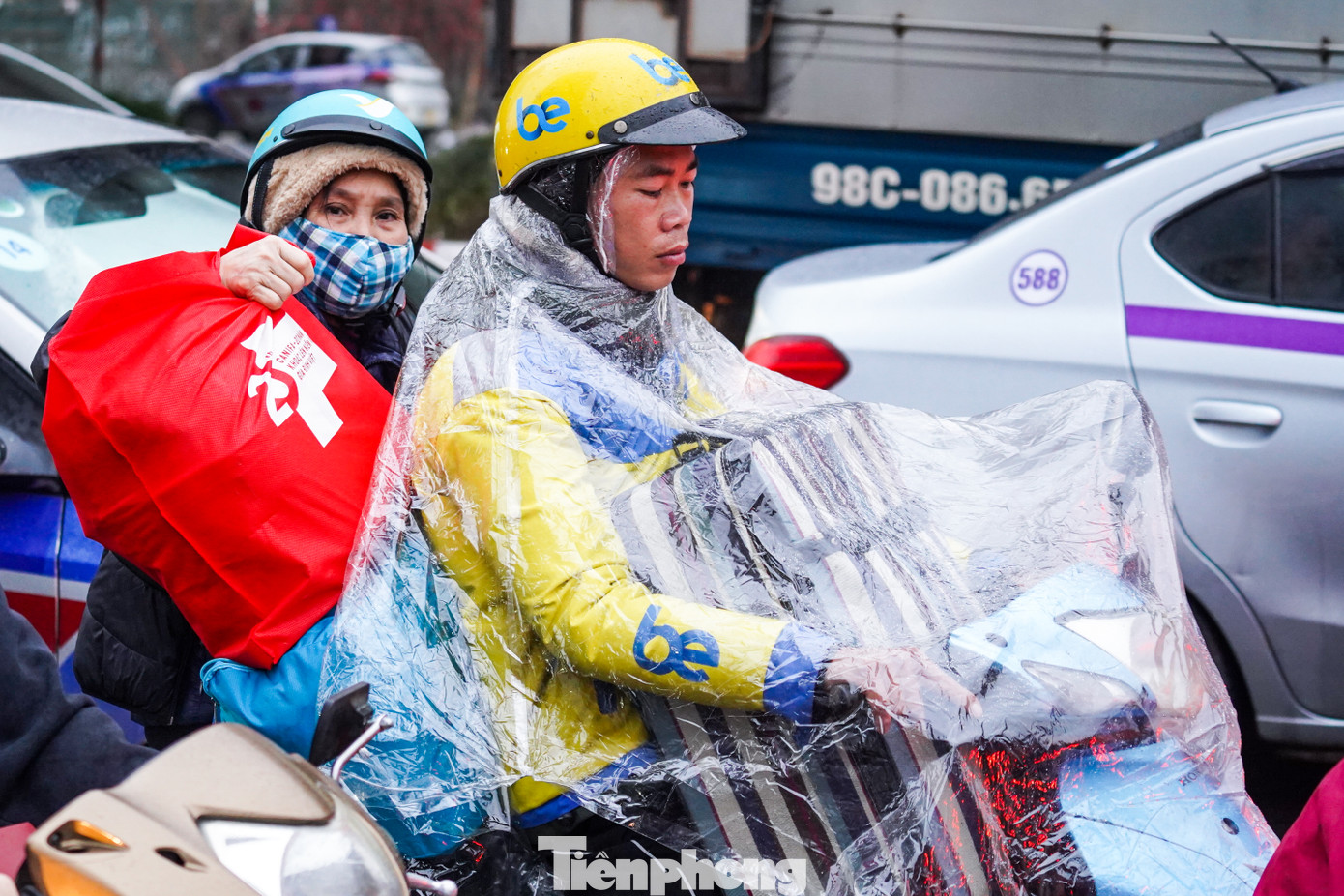 Nhiều người chọn phương tiện cá nhân để về quê nghỉ Tết Nguyên đán. Phần lớn là người dân ở các tỉnh, thành phố gần Hà Nội như Hà Nam, Nam Định, Thái Bình... Nhiều người chọn phương tiện cá nhân để về quê nghỉ Tết Nguyên đán. Phần lớn là người dân ở các tỉnh, thành phố gần Hà Nội như Hà Nam, Nam Định, Thái Bình...