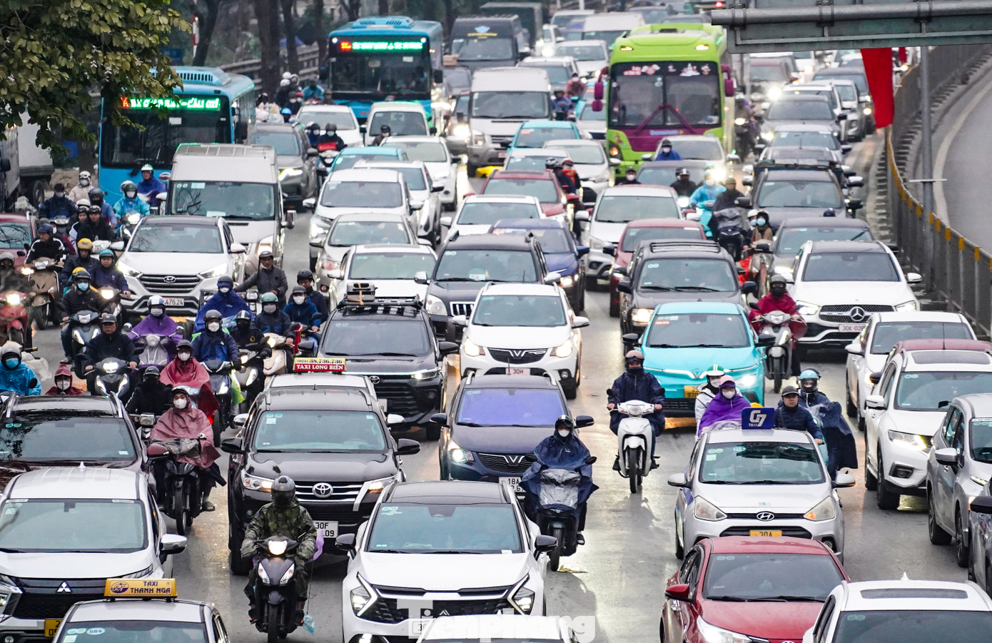 Lúc 6h30 - chưa phải khung giờ cao điểm, khu vực đường Ngọc Hồi kẹt cứng, các phương tiện phải chờ tới 3-4 nhịp đèn đỏ mới qua được ngã tư. Lúc 6h30 - chưa phải khung giờ cao điểm, khu vực đường Ngọc Hồi kẹt cứng, các phương tiện phải chờ tới 3-4 nhịp đèn đỏ mới qua được ngã tư.