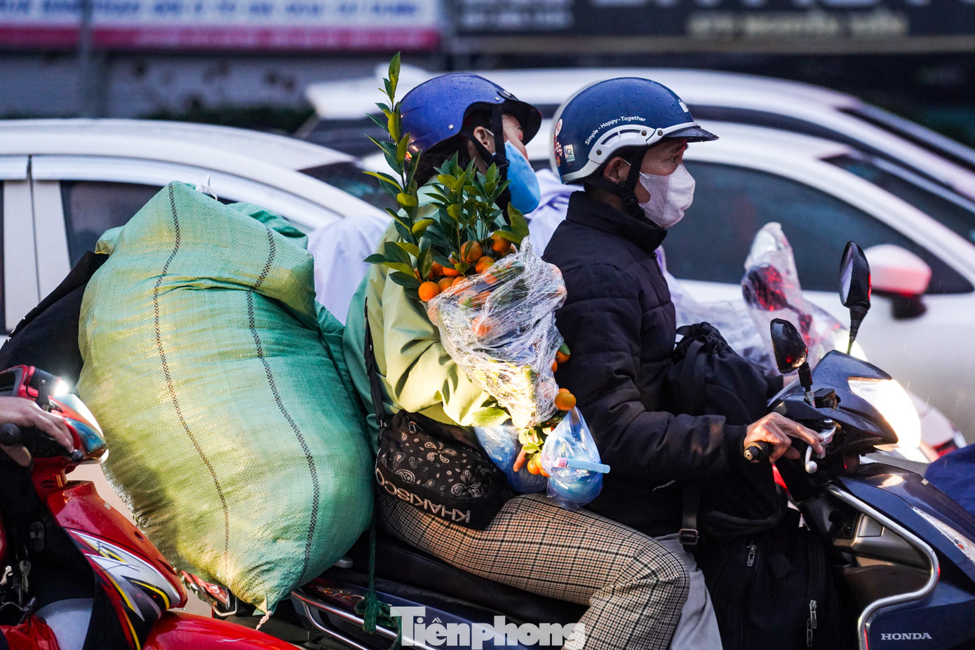 Xe máy bị "bao vây" giữa hàng chục ô tô. Xe máy bị "bao vây" giữa hàng chục ô tô.