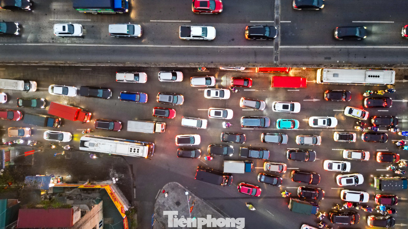 Lượng người đổ về quê nghỉ Tết đông đúc khiến tuyến đường này luôn rơi vào tình trạng ùn ứ. Lượng người đổ về quê nghỉ Tết đông đúc khiến tuyến đường này luôn rơi vào tình trạng ùn ứ.