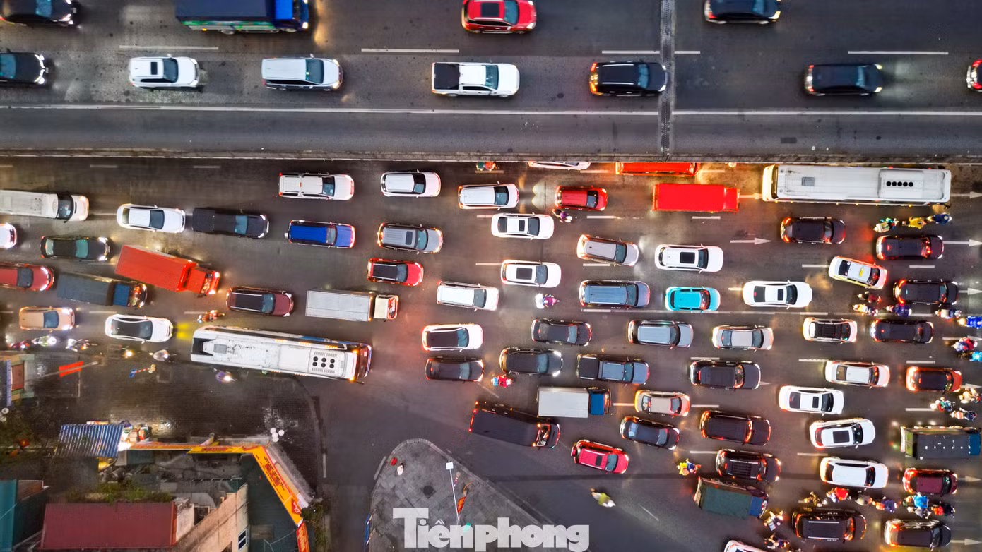 Lượng người đổ về quê nghỉ Tết đông đúc khiến tuyến đường này luôn rơi vào tình trạng ùn ứ.