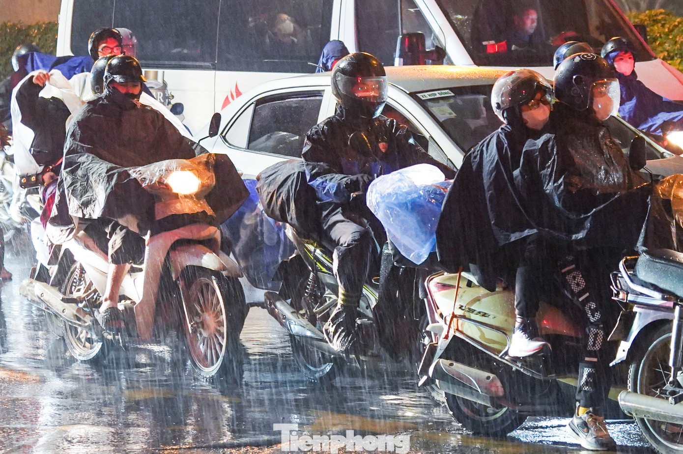 Theo Trung tâm Dự báo Khí tượng Thủy văn Quốc gia, sáng nay 25/1 - ngày đầu kỳ nghỉ Tết Nguyên đán 2025, Hà Nội tăng cường không khí lạnh, mưa rào rải rác, nhiệt độ từ khoảng 16-20 độ C. Theo Trung tâm Dự báo Khí tượng Thủy văn Quốc gia, sáng nay 25/1 - ngày đầu kỳ nghỉ Tết Nguyên đán 2025, Hà Nội tăng cường không khí lạnh, mưa rào rải rác, nhiệt độ từ khoảng 16-20 độ C.