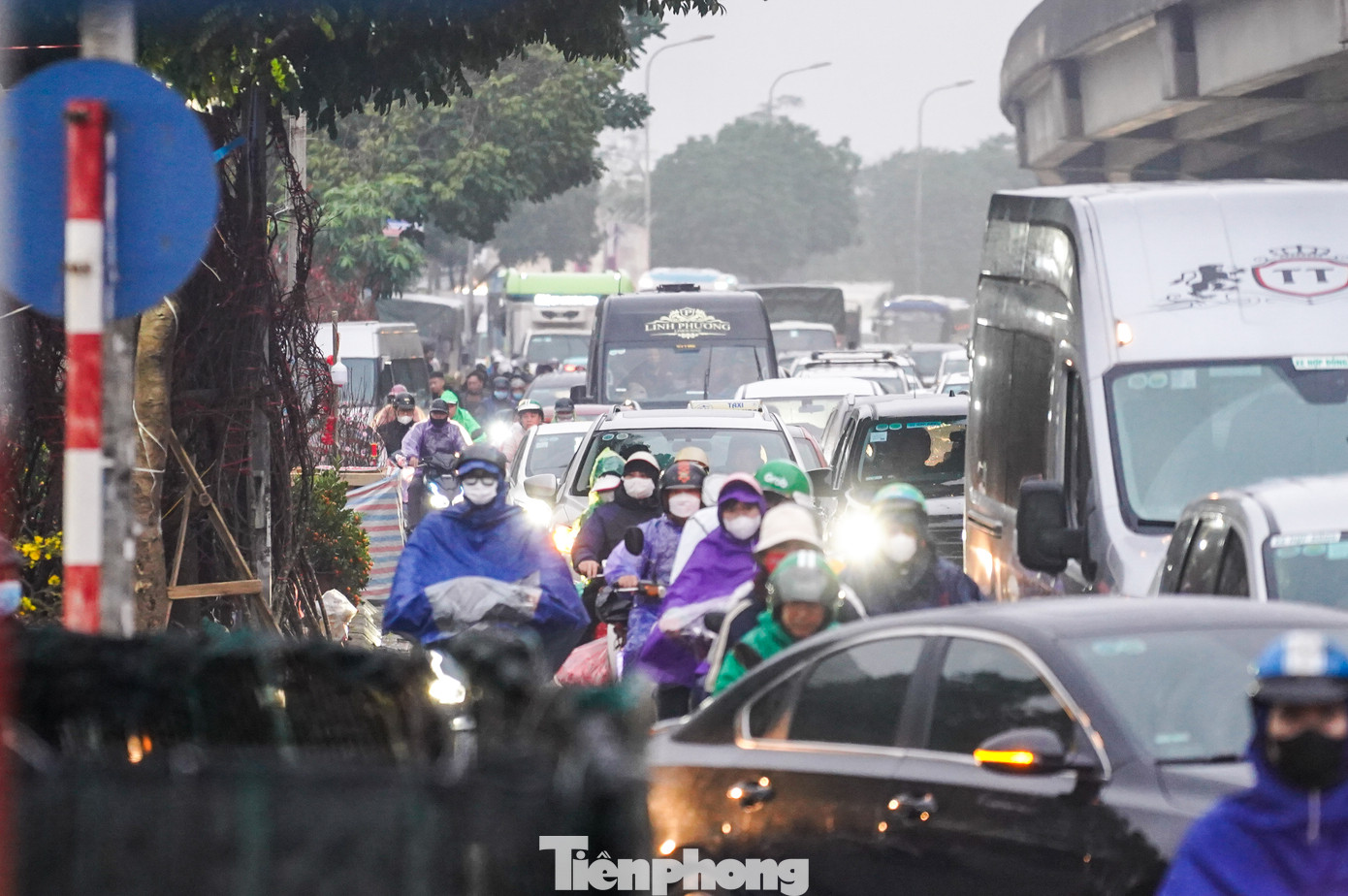 Hàng dài ô tô, xe máy chật vật tìm lối đi. Hàng dài ô tô, xe máy chật vật tìm lối đi.