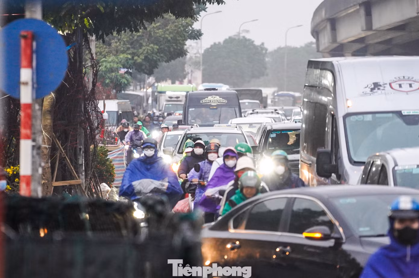 Hàng dài ô tô, xe máy chật vật tìm lối đi.