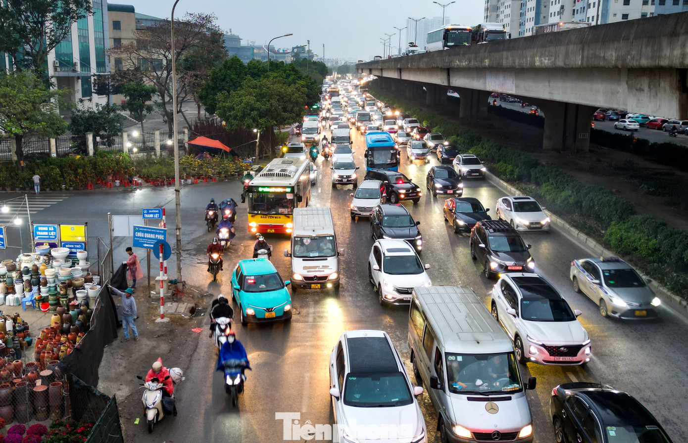Dòng xe rồng rắn nối đuôi nhau rời khỏi Thủ đô. Dòng xe rồng rắn nối đuôi nhau rời khỏi Thủ đô.