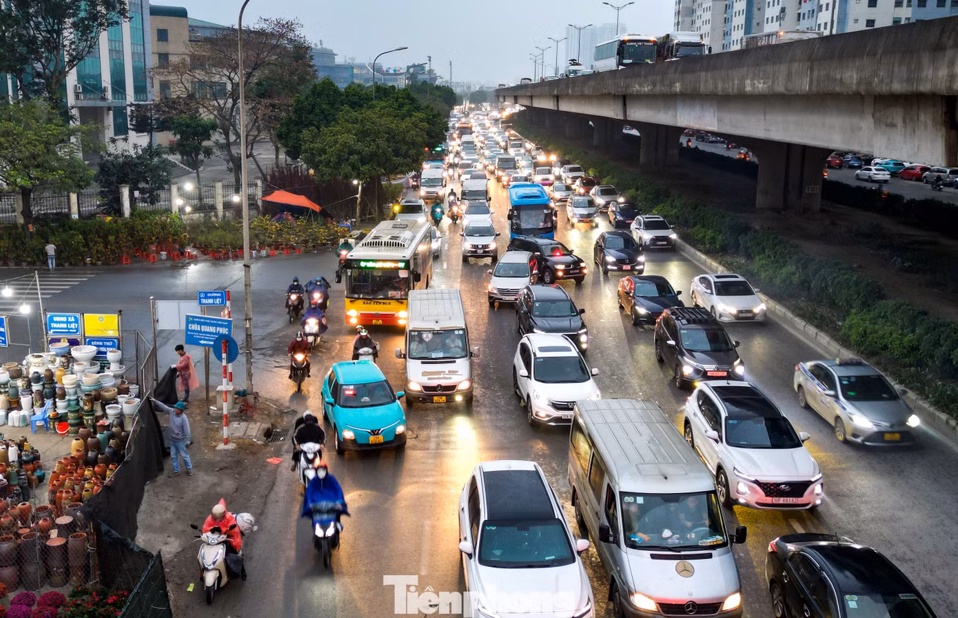 Dòng xe rồng rắn nối đuôi nhau rời khỏi Thủ đô.