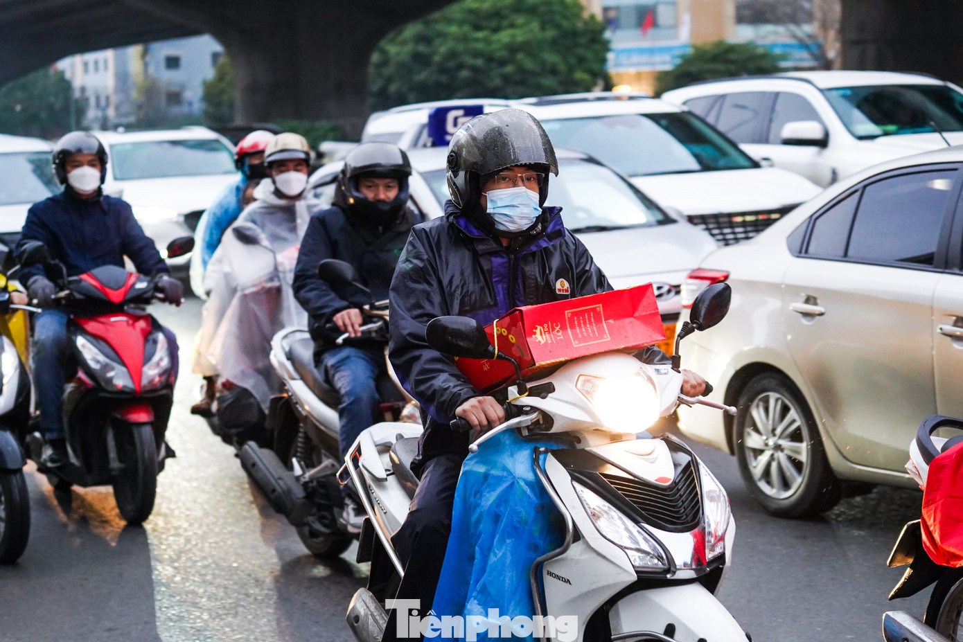 Thời tiết mưa lạnh ảnh hưởng nhiều đến việc đi lại, nhất là những người đi xe máy. Thời tiết mưa lạnh ảnh hưởng nhiều đến việc đi lại, nhất là những người đi xe máy.