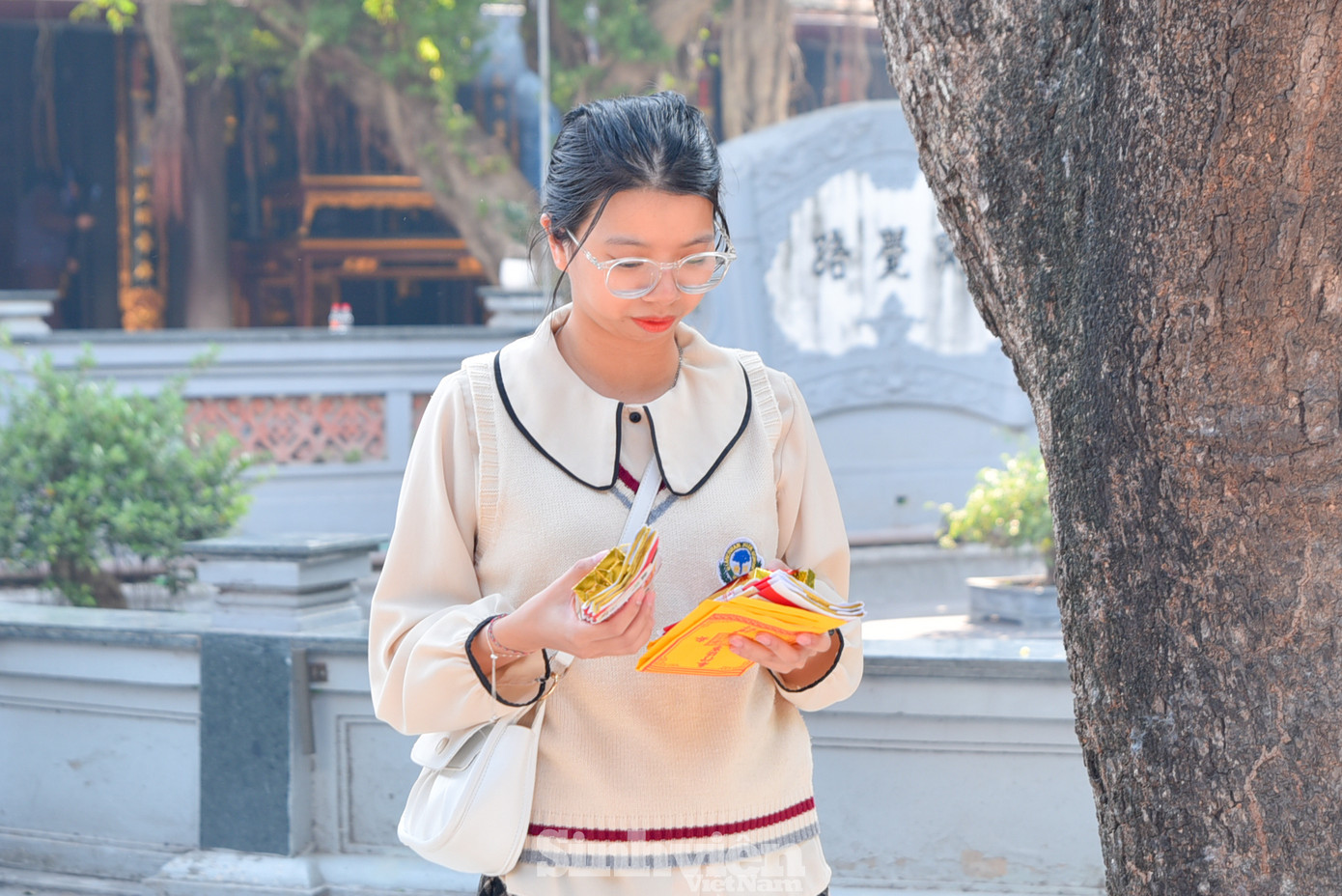 Người đến chùa Hà hầu hết là các bạn sinh viên, còn rất trẻ.