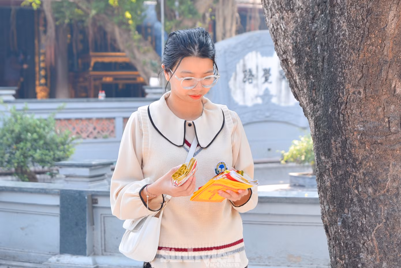 Người đến chùa Hà hầu hết là các bạn sinh viên, còn rất trẻ.