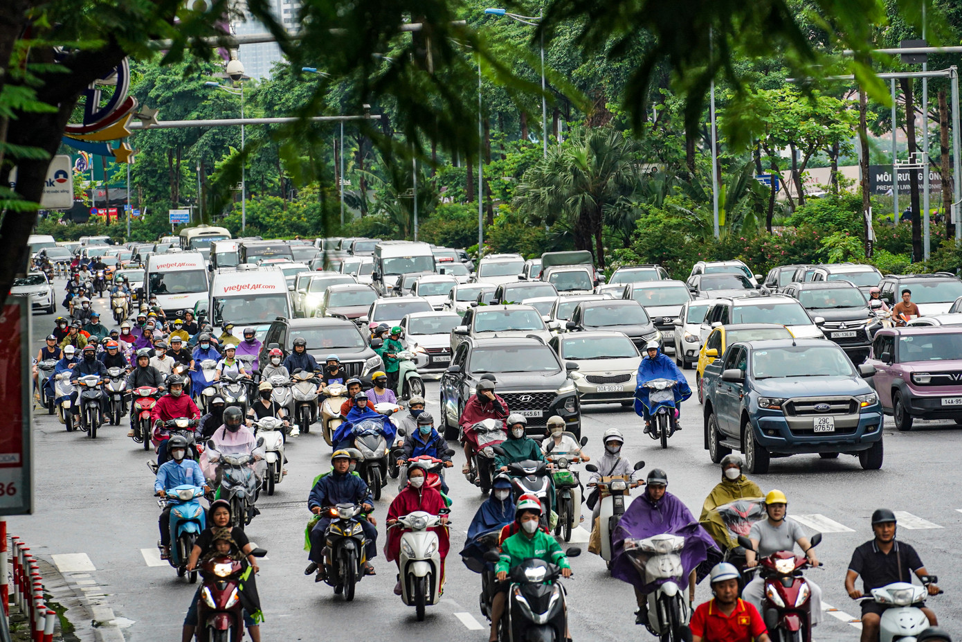 Giao thông đông đúc trên đường Võ Chí Công sáng nay.