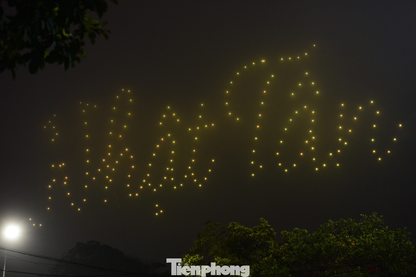 Dù không hoành tráng bằng lễ hội ánh sáng dịp Tết Nguyên Đán nhưng vẫn khiến mọi người rất trầm trồ. Dù không hoành tráng bằng lễ hội ánh sáng dịp Tết Nguyên Đán nhưng vẫn khiến mọi người rất trầm trồ.