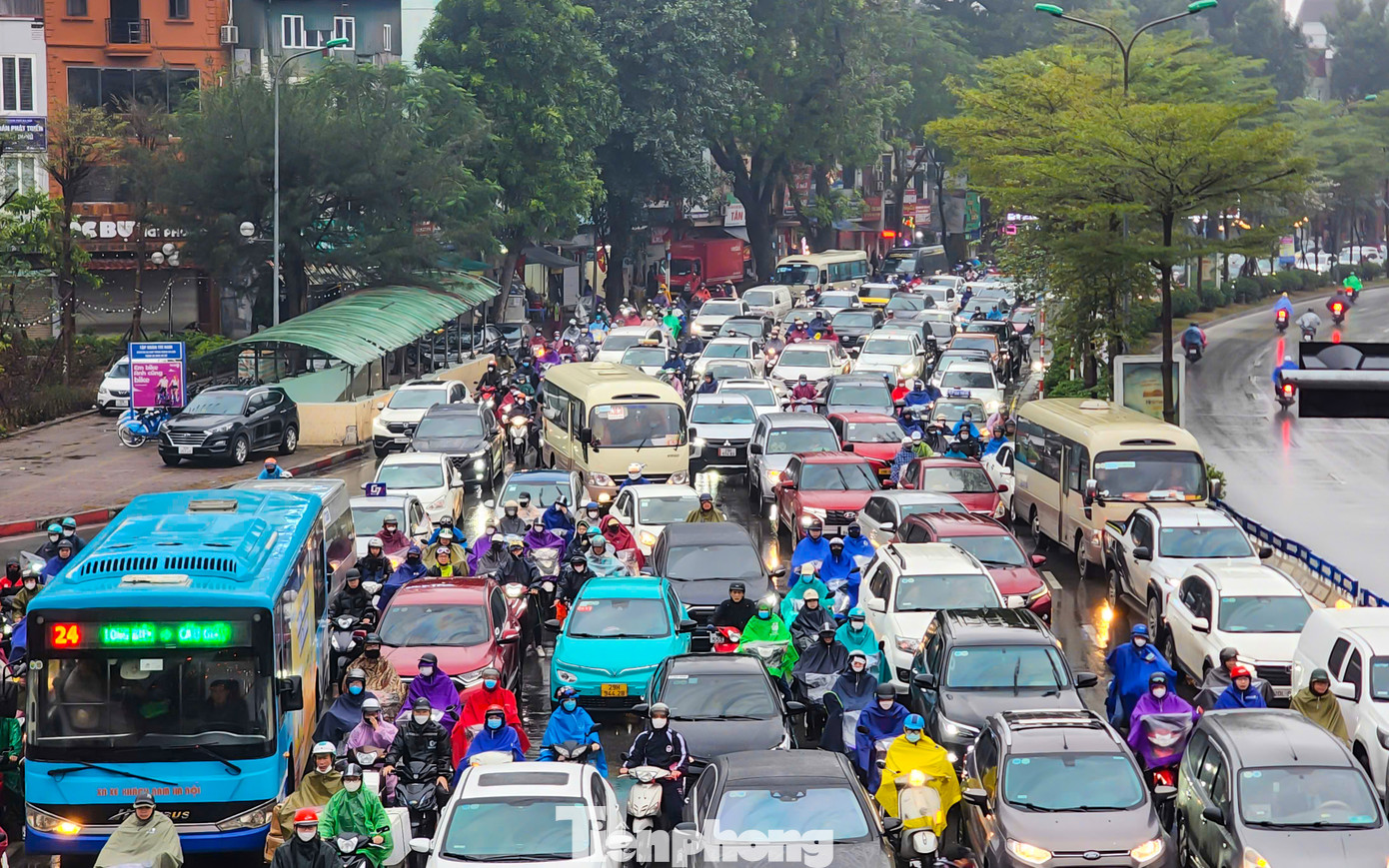 Đường Láng lúc 7h30 sáng đông nghẹt xe cộ, ôtô dàn ngang trên đường, từng đoàn người đi xe máy len lỏi giữa "rừng phương tiện".