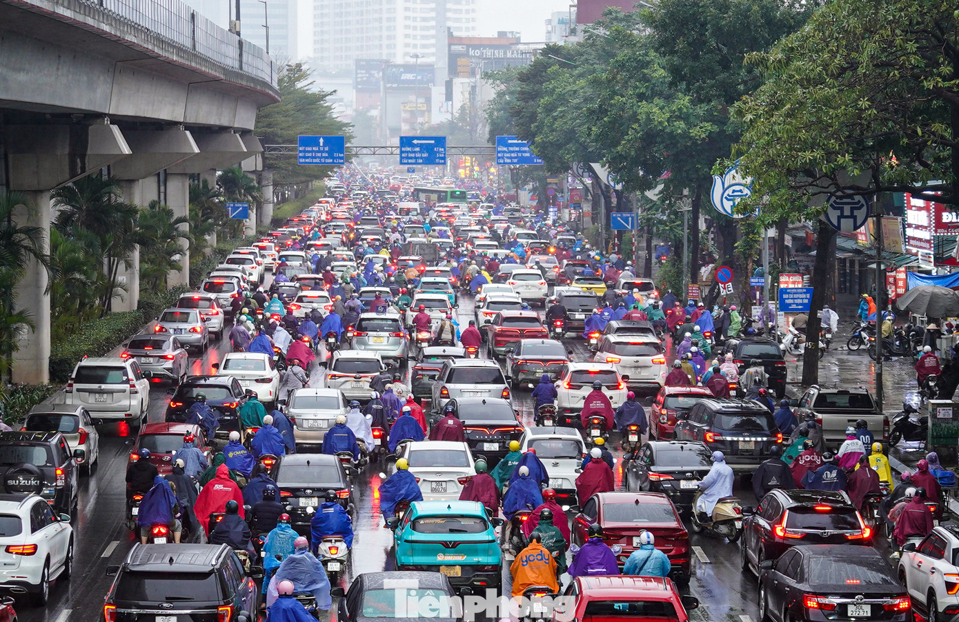 Phương tiện ken đặc trên đường Nguyễn Trãi (quận Thanh Xuân)