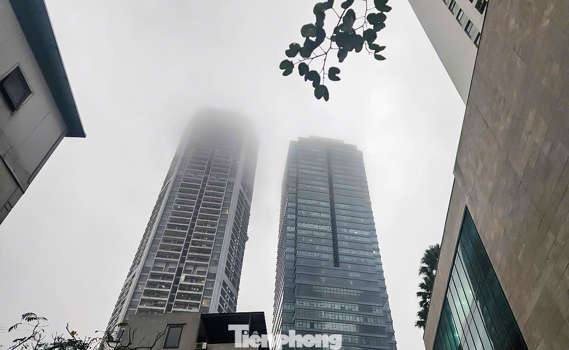 Bầu trời thành phố Hà Nội lúc 8h30. Dự báo những ngày tới, do ảnh hưởng của không khí lạnh tràn về, kết hợp dòng xiết gió Tây trên cao nên khu vực Hà Nội tiếp tục mưa phùn kèm rét.