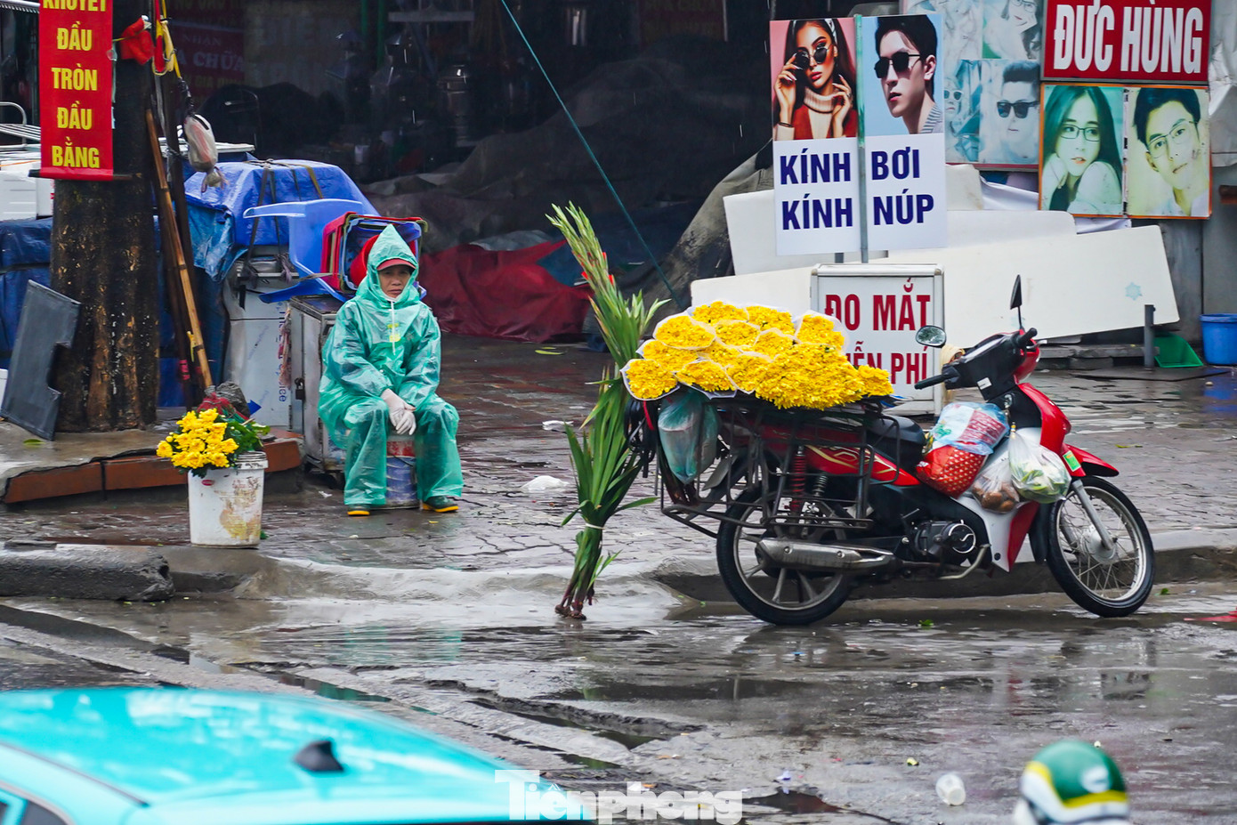 Người lao động vất vả mưu sinh dưới trời mưa lạnh.