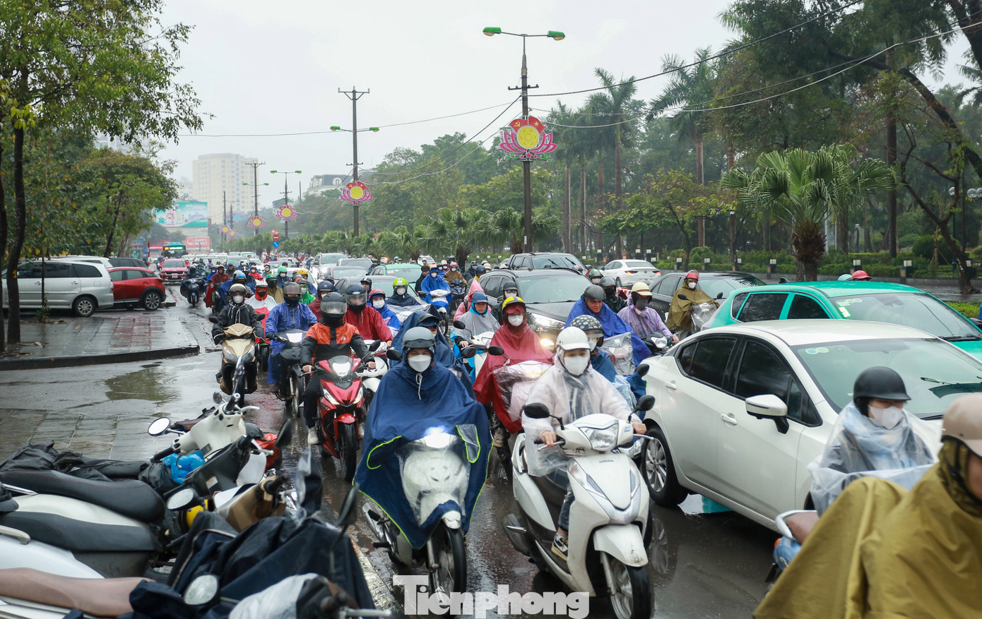 Tương tự, tại đường Phùng Hưng (quận Hà Đông), các phương tiện cũng di chuyển chậm vào khung giờ cao điểm sáng.