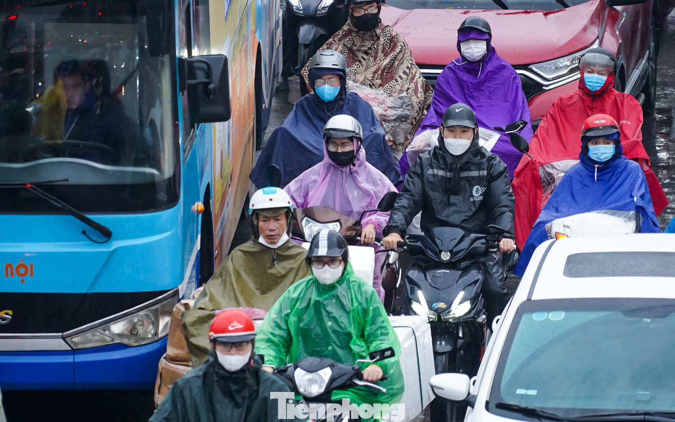 Theo Trung tâm dự báo khí tượng thuỷ văn quốc gia, không khí lạnh đã ảnh hưởng hầu hết khu vực Bắc Bộ. Tại Hà Nội trong ngày 18/2, trời nhiều mây, đêm và sáng có mưa, mưa nhỏ, trời rét. Nhiệt độ thấp nhất từ: 14-16 độ C.