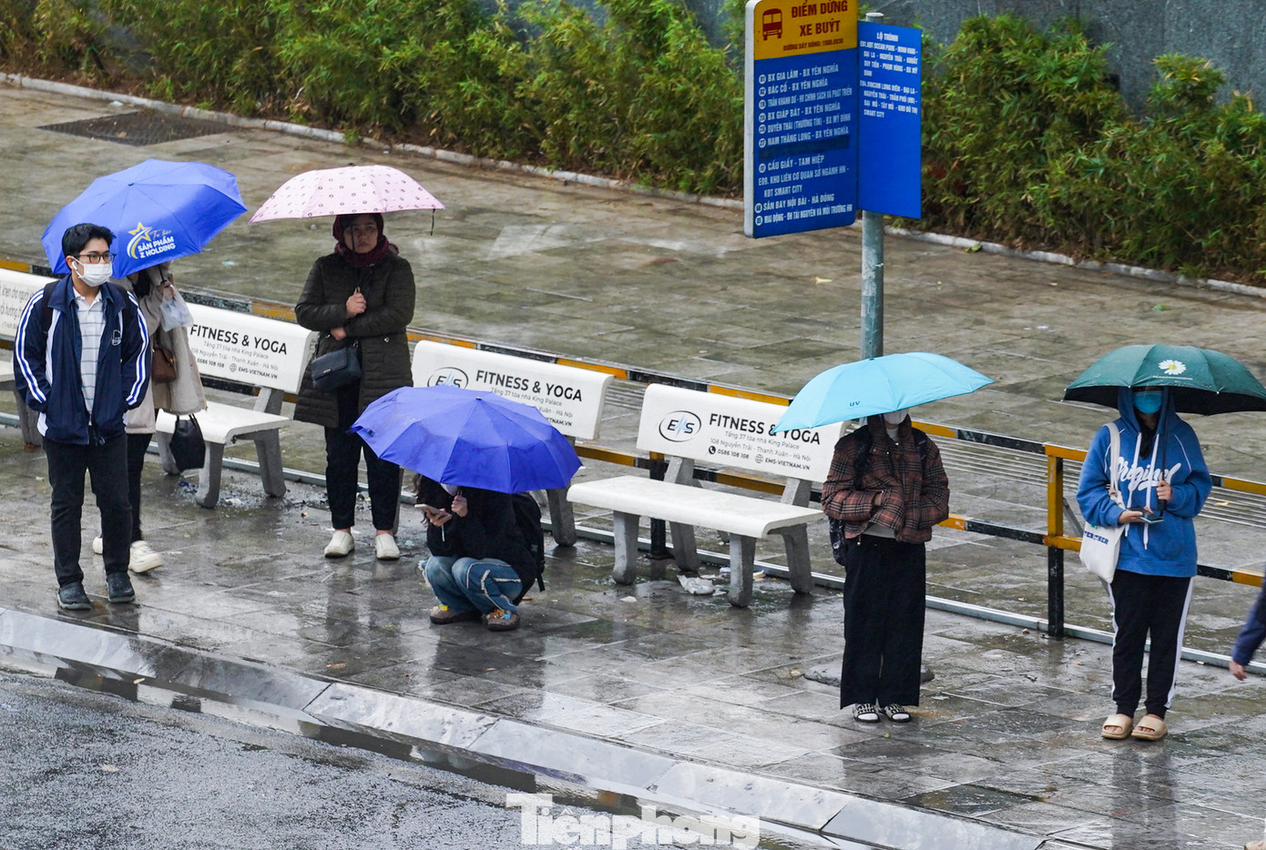 Trời mưa, đường tắc khiến những người chờ xe buýt phải đợi lâu hơn thường ngày. "Tôi đợi xe buýt để đến trường nhưng hơn 20 phút rồi vẫn chưa thấy xe tới", anh Lê Chí chia sẻ.