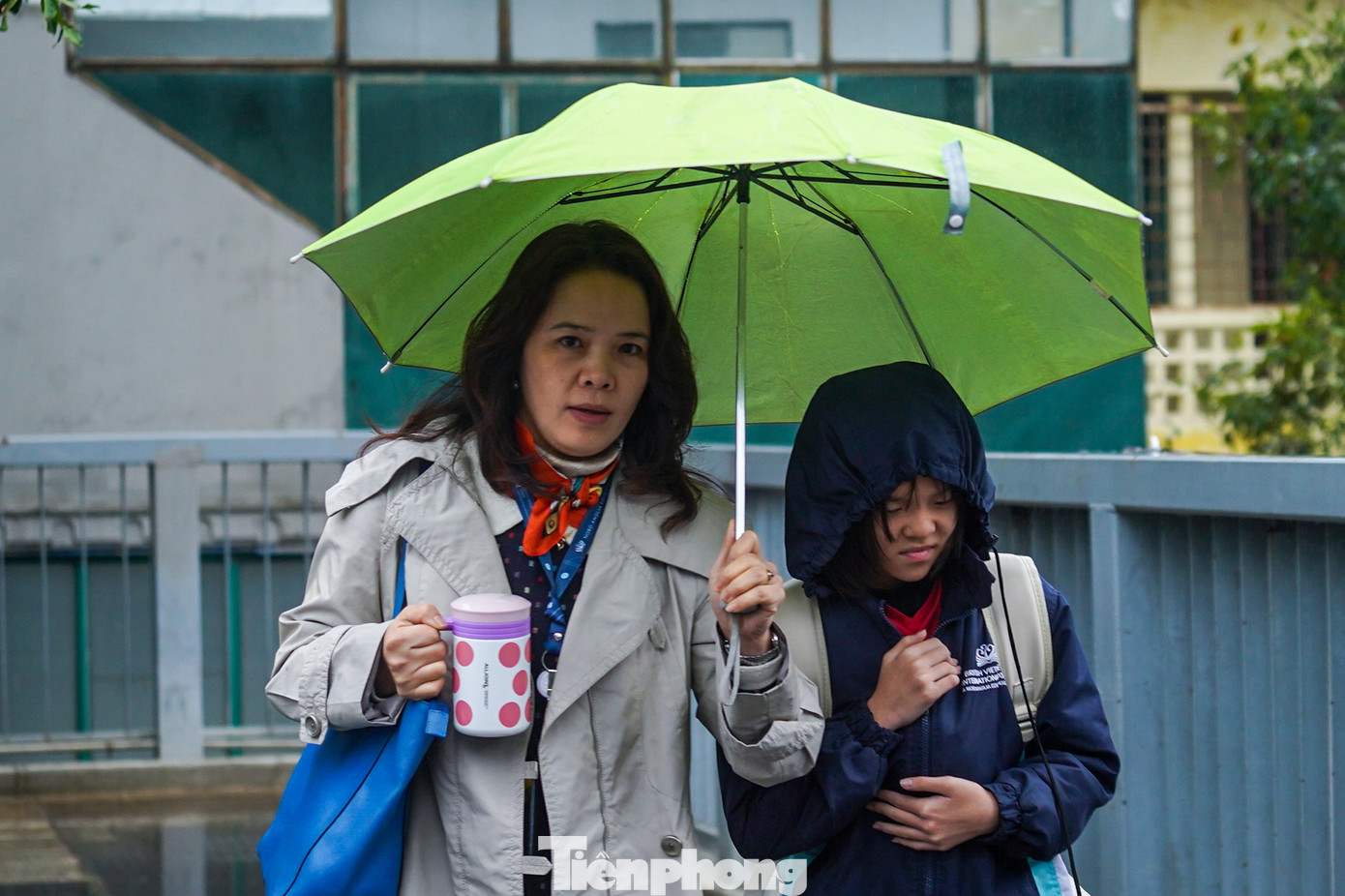 Không chỉ ùn tắc, nhiệt độ giảm cùng với mưa phùn vào sáng sớm khiến mọi người đều cảm thấy ẩm ướt và buốt lạnh khi ra đường.