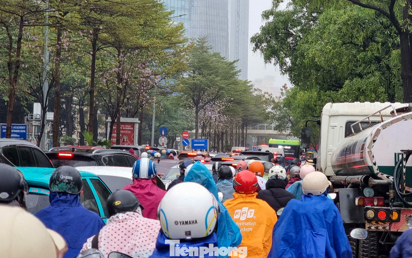 Ô tô và xe máy xếp hàng dài trên phố Đào Tấn (quận Ba Đình) thời điểm 8h sáng.