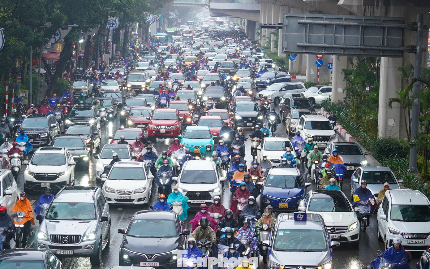 Phương tiện ken đặc trên đường Nguyễn Trãi (quận Thanh Xuân)
