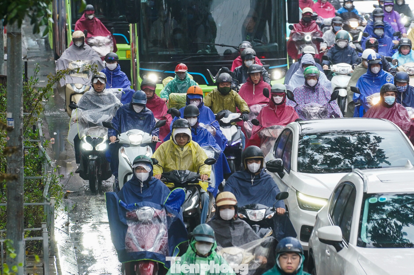 Người dân đi xe máy phải mặc áo mưa nên tầm nhìn bị hạn chế, đường trơn dễ xảy ra nguy cơ tai nạn.