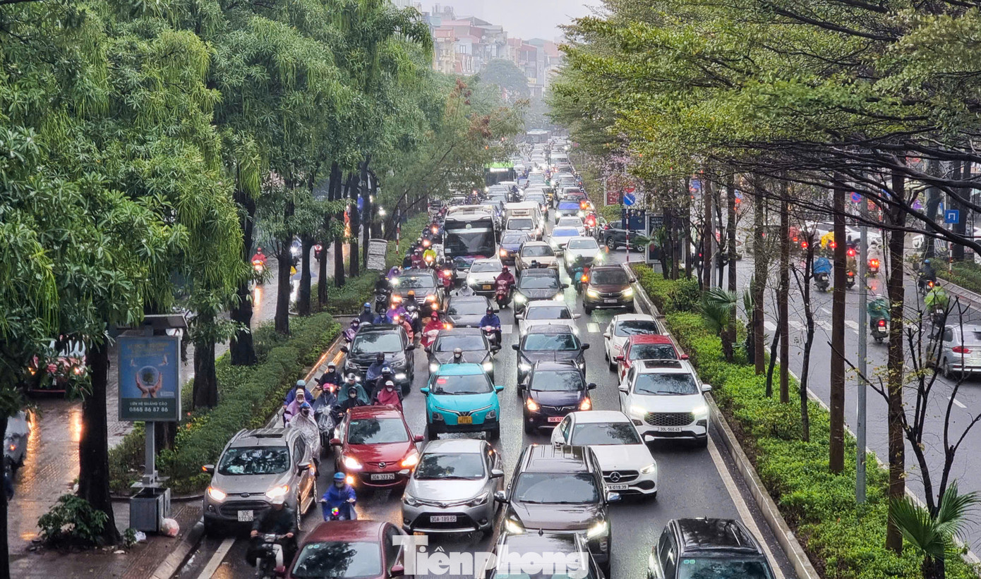 Ô tô và xe máy xếp hàng dài trên phố Đào Tấn (quận Ba Đình) thời điểm 8h sáng.