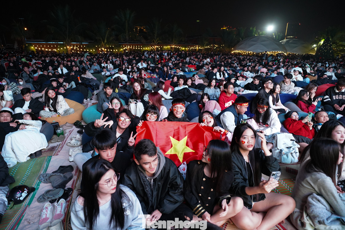 Các bạn trẻ ngồi chật kín chỗ, đa số đều cho rằng, việc xem màn hình lớn hấp dẫn hơn, hưng phấn hơn so với xem ở nhà.