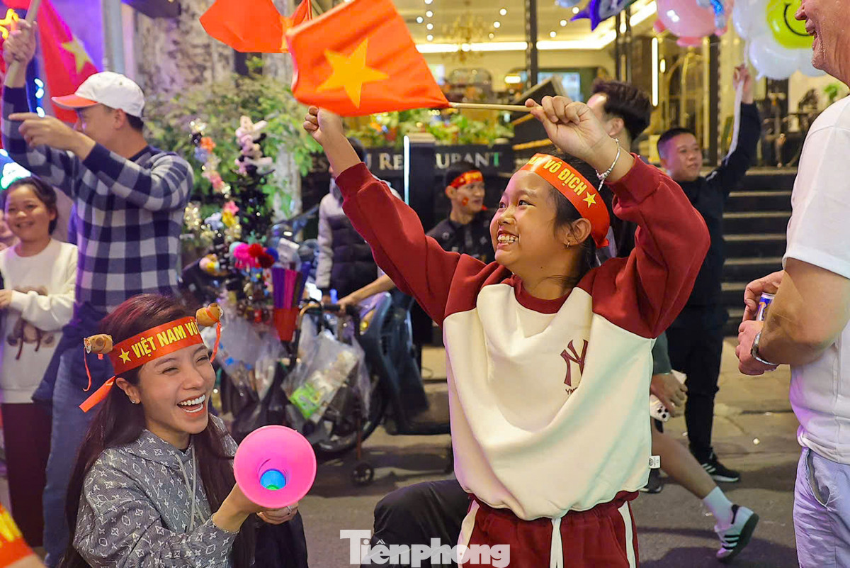 Khi tuyển Việt Nam ghi bàn, người dân vui mừng, hò reo &quot;Việt Nam vô địch&quot;.