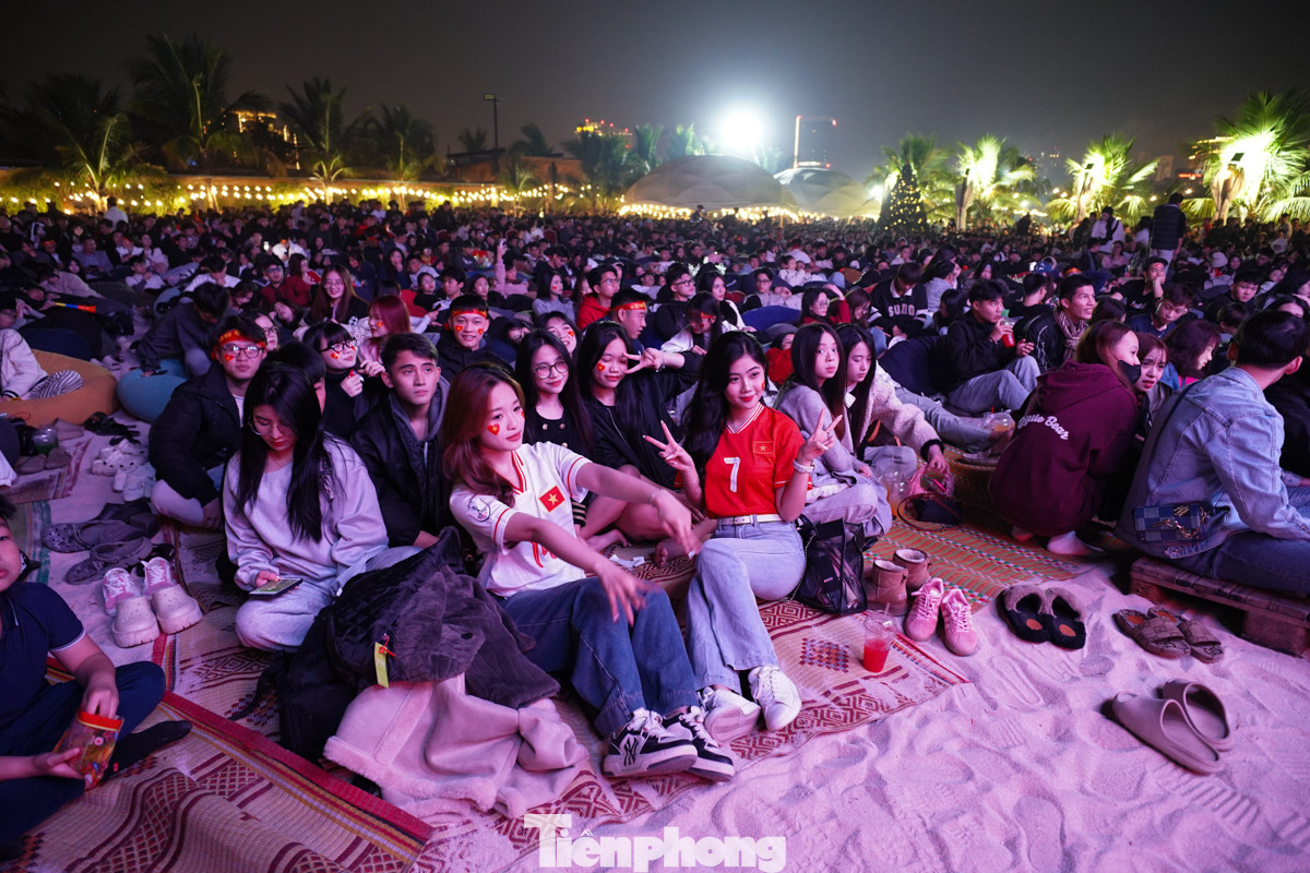 Tất cả đều chăm chú theo dõi diễn biến trận đấu đang diễn ra ở Thái Lan.