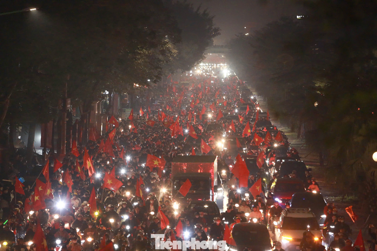Trong đêm "đi bão" mừng chiến thắng của đội tuyển bóng đá Việt Nam trước tuyển Thái Lan ở chung kết ASEAN Cup 2024, rất đông người dân đã đổ ra đường đi bão ăn mừng, các tuyến phố nhuộm đỏ cờ Tổ quốc.