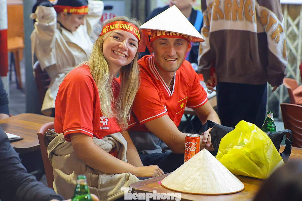 Không chỉ người dân Việt Nam, rất đông du khách nước ngoài cũng tới phố cổ Hà Nội để xem và cổ vũ cho đội tuyển Việt Nam.