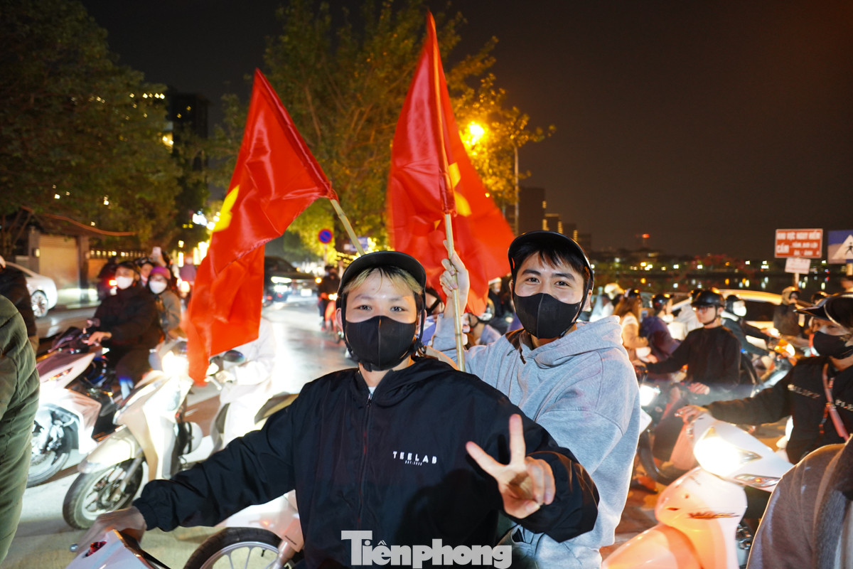 Các bạn trẻ mang theo cờ Tổ quốc cổ vũ tuyển Việt Nam và chờ chiến thắng để &quot;đi bão&quot;.