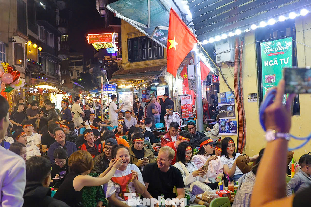 Khi tuyển Việt Nam ghi bàn, người dân vui mừng, hò reo &quot;Việt Nam vô địch&quot;.