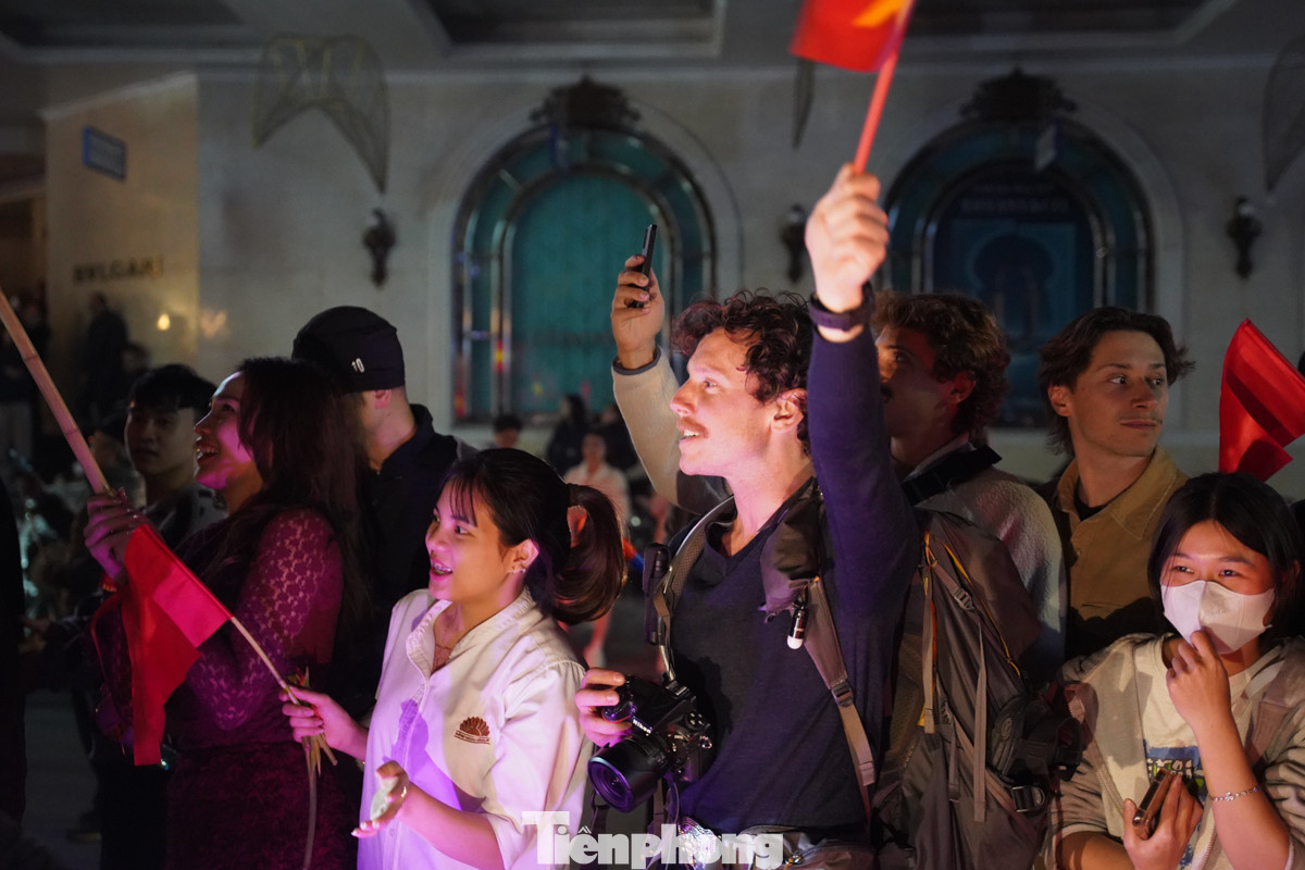 Những khuôn mặt hân hoan.