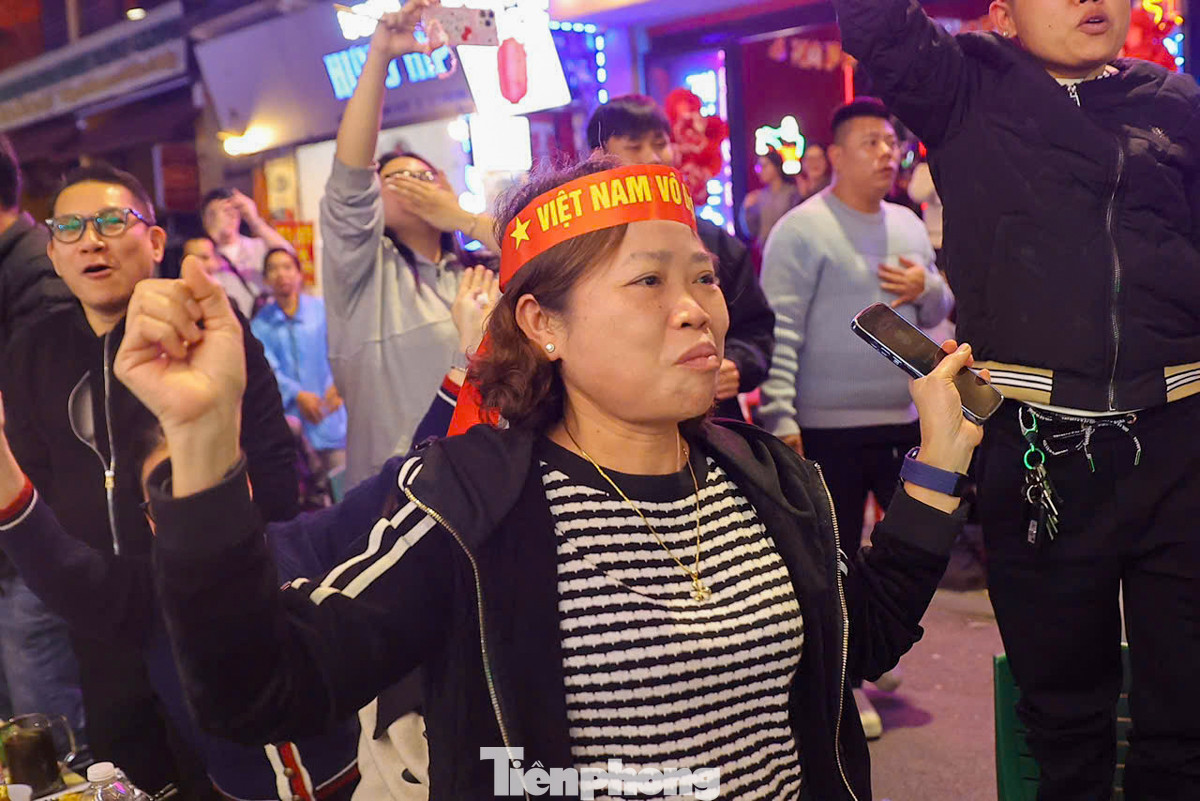 Khi tuyển Việt Nam ghi bàn, người dân vui mừng, hò reo &quot;Việt Nam vô địch&quot;.