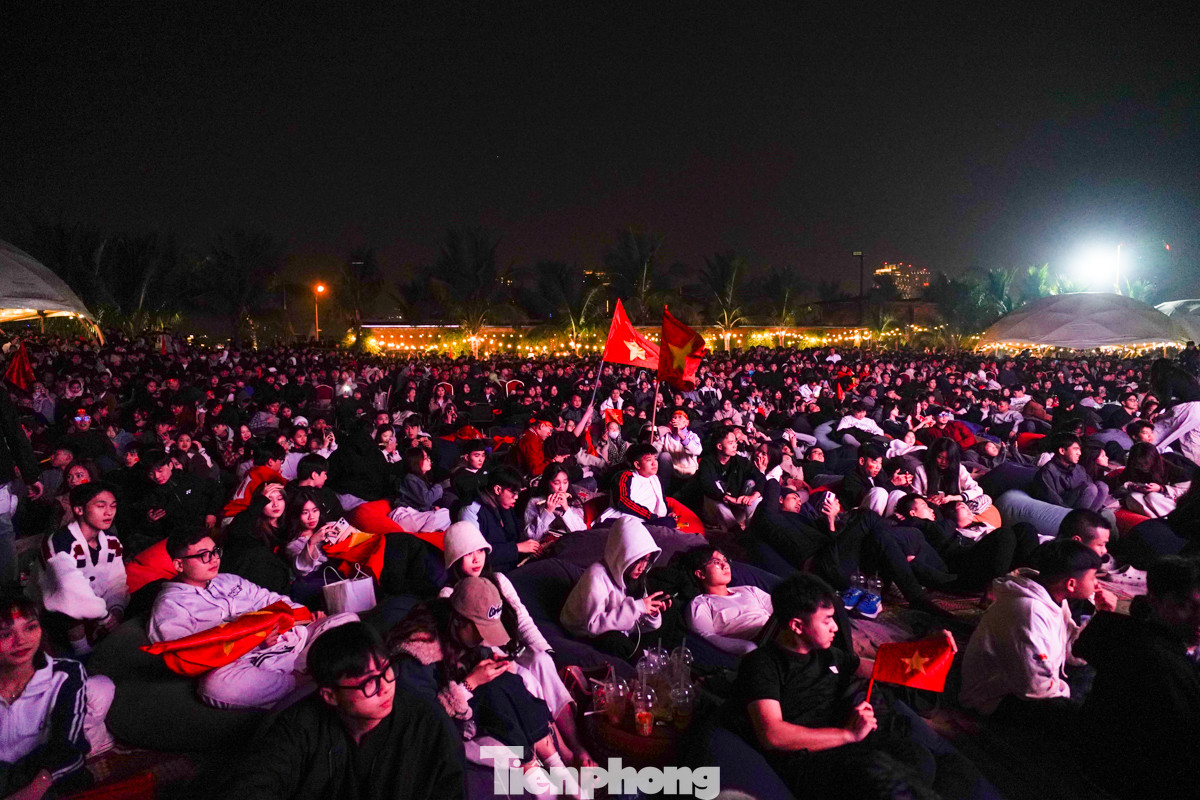 Tất cả đều chăm chú theo dõi diễn biến trận đấu đang diễn ra ở Thái Lan.