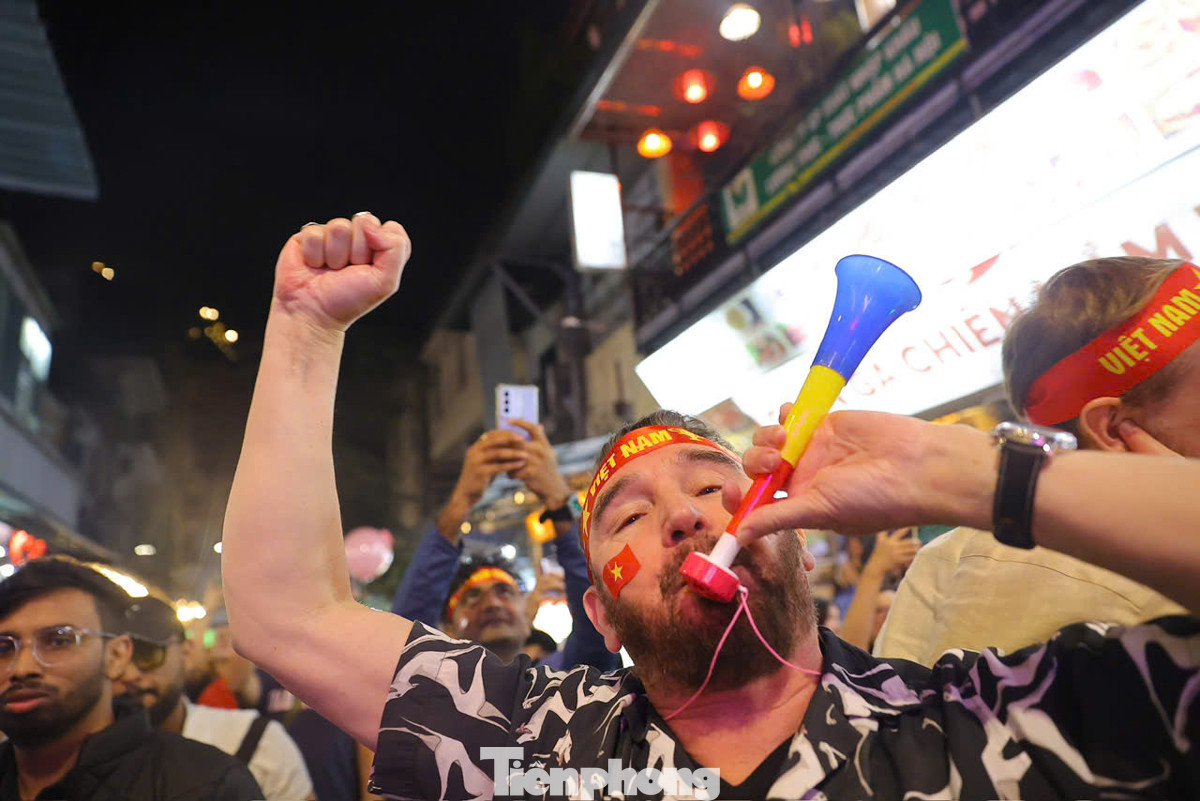 Những khuôn mặt hân hoan.