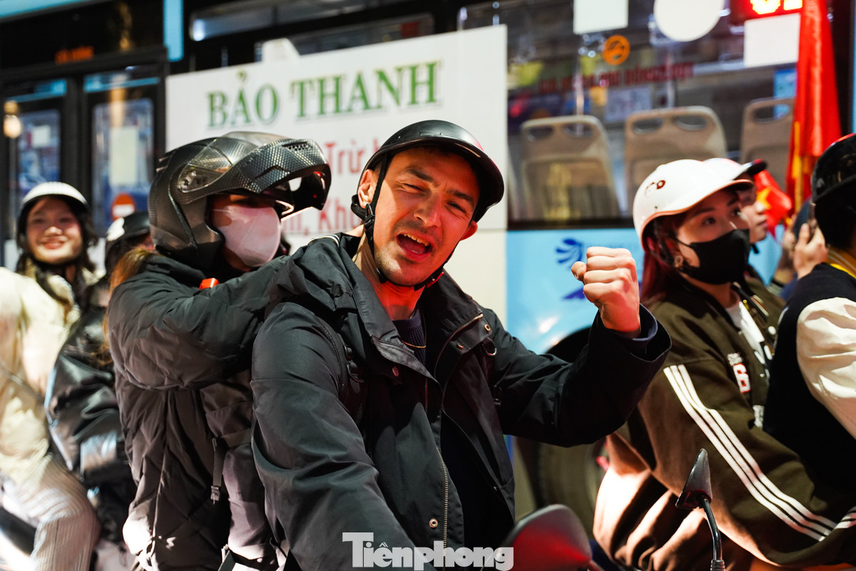 Khách Tây cũng cuốn theo đoàn xe diễu hành.