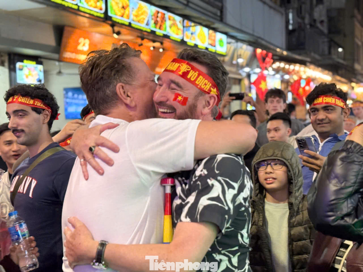 Không chỉ người Việt, nhiều khách Tây còn vỡ òa cảm xúc khi chứng kiến chiến thắng của tuyển Việt Nam.