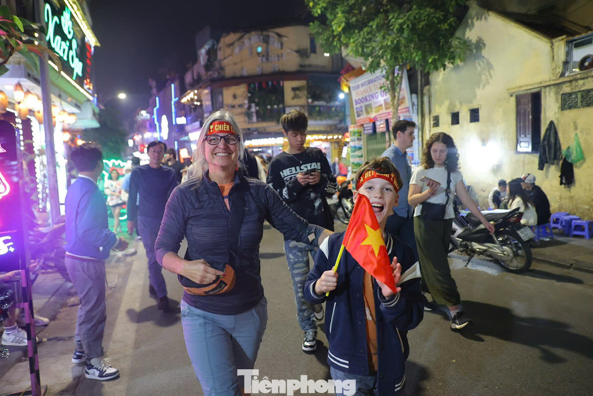 Những khuôn mặt hân hoan.