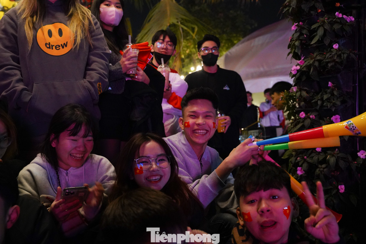 Người hâm mộ rất mong chờ vào chiến thắng của tuyển Việt Nam tối nay.