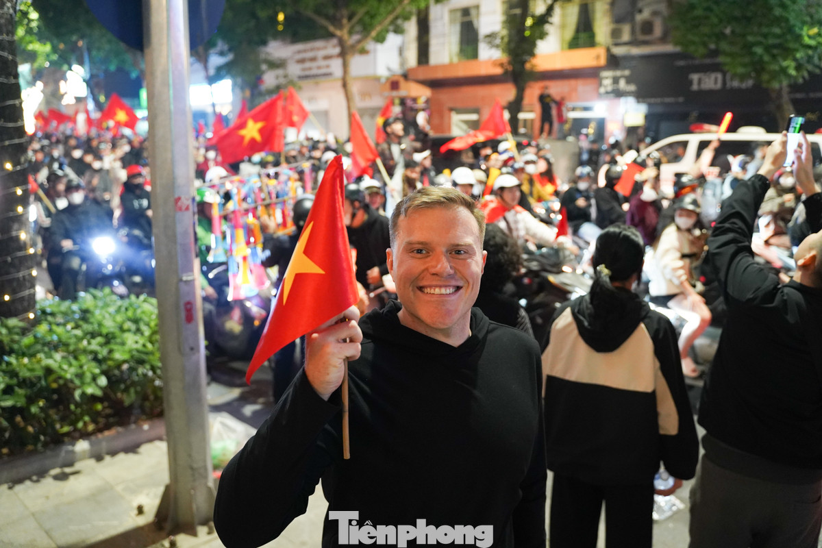 Một du khách người Anh nhanh chóng mua cho mình lá cờ Việt Nam để hòa mình vào không khí chiến thắng.