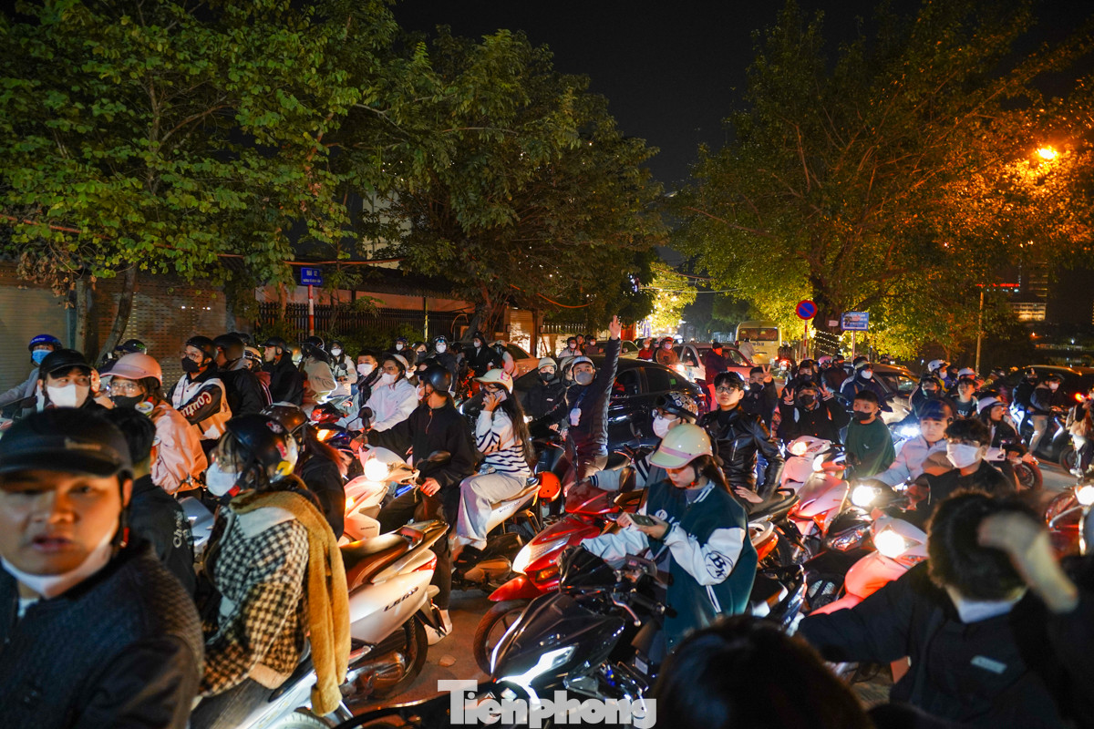Tại hồ Tây, các tuyến đường đều kẹt cứng tối nay.