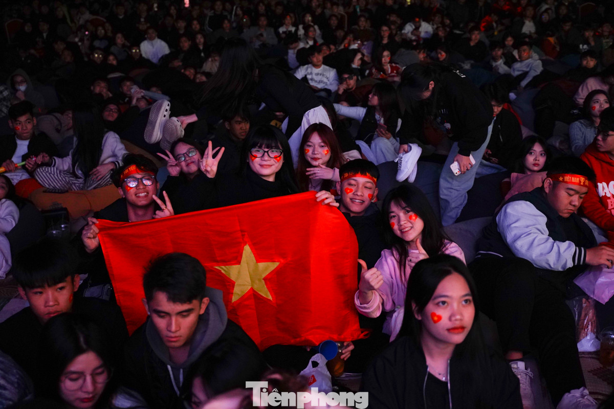 &quot;Mong rằng tuyển Việt Nam sẽ giành chiến thắng trước Thái Lan và mang cúp về cho người hâm mộ nước nhà&quot;, bạn Thu Uyên chia sẻ.