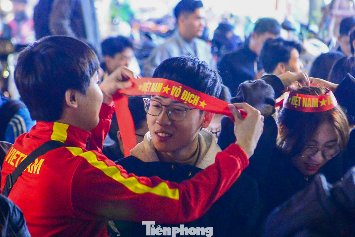 Ai nấy đều chuẩn bị băng-rôn cổ vũ.