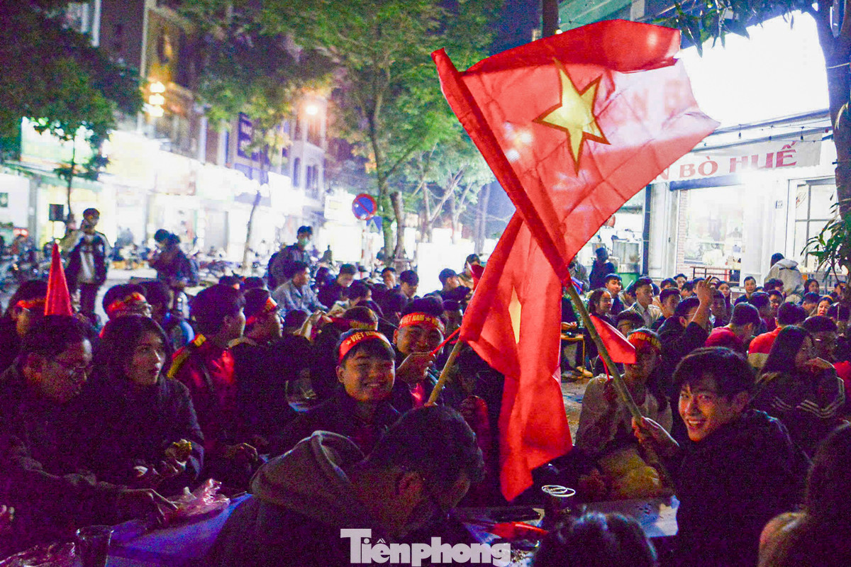 Nhiều khu vực tại Hà Nội đã lắp thêm màn chiếu lớn ở không gian bên ngoài, phục vụ nhu cầu xem bóng của khách hàng.